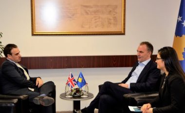 Limaj takon ambasadorin britanik, temë dialogu Kosovë- Serbi