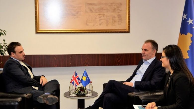 Limaj takon ambasadorin britanik, temë dialogu Kosovë- Serbi