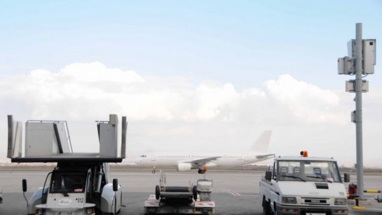 Pakënaqësitë me Ligjin për Paga, paralajmërohet bllokimi 24 orësh i Aeroportit
