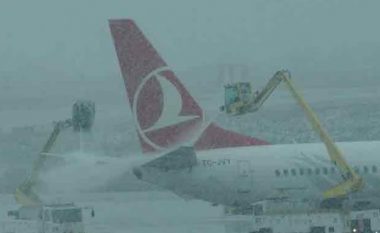 Shtyhen 66 fluturime në Stamboll për shkak të borës