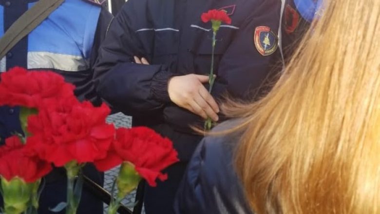 Protesta e opozitës, lule për policët (Foto)