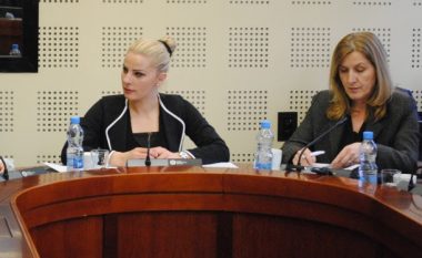 ​Deputetet flasin hapur: Zyrtarët e lartë politik dhunojnë vajza