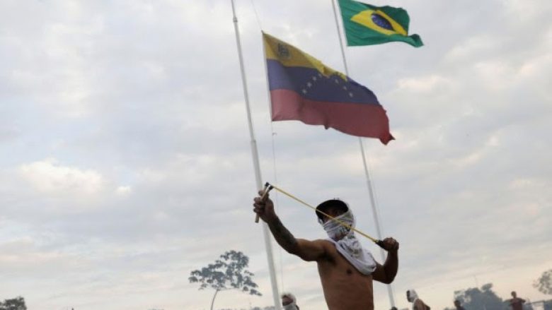 Kaos i ri në Venezuelë, përleshje në kufi me Brazilin