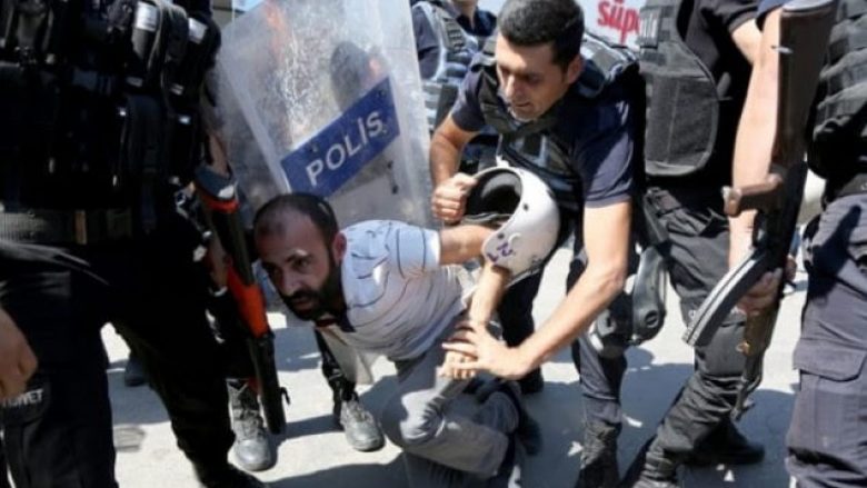 Turqia lëshon urdhër-arrest edhe për 100 pjesëtarë të ushtrisë