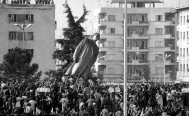 28-vjet nga rrëzimi i bustit të Enver Hoxhës (Foto)