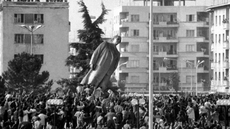 28-vjet nga rrëzimi i bustit të Enver Hoxhës (Foto)