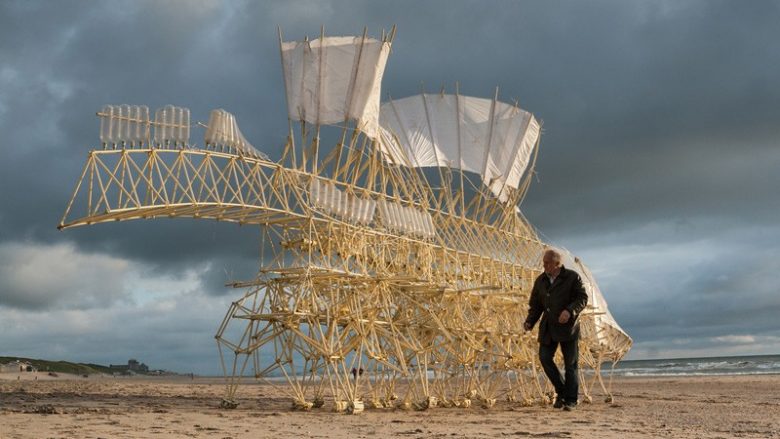 Skeletet e Theo Jansen ecin në plazhet e planetit (Video)