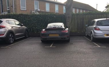 Shoferi i veturës Porsche bllokon dy vende parkingu – të tjerët supozojnë se pse e bëri një gjë të tillë (Foto)