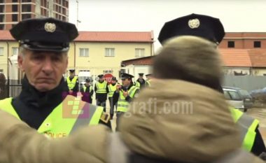 Përlotet polici gjatë protestës në Drenas, protestuesit përqafojnë atë dhe të tjerët (Foto/Video)