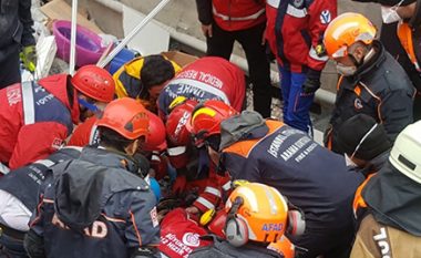 Shpëtohet adoleshenti, 45 orë pas shembjes së ndërtesës në Stamboll (Video)