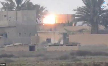 “A janë këta plumbat e fundit”: Pamje që tregojnë sulmin e forcave të ISIS-it në drejtim të forcave të mbështetura nga SHBA (Video)
