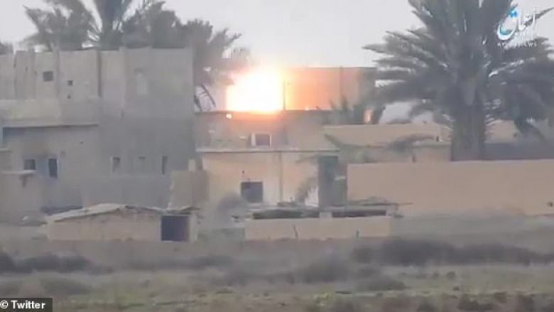 “A janë këta plumbat e fundit”: Pamje që tregojnë sulmin e forcave të ISIS-it në drejtim të forcave të mbështetura nga SHBA (Video)