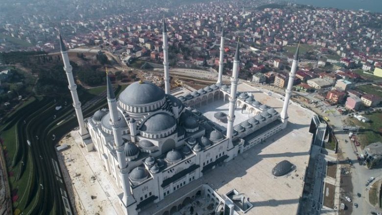 Së shpejti hapet xhamia më e madhe në Turqi – detajet dhe pamjet brenda dhe jashtë saj (Foto/Video)