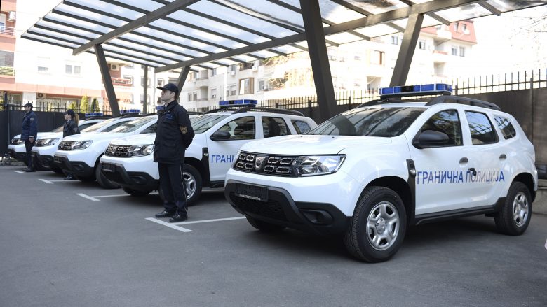 Gjermania i dhuron Maqedonisë së Veriut 20 makina “Dacia Duster” (Foto/Video)