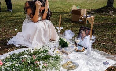E veshur me fustan të nusërisë pranë varrit të fejuarit: Sot është dashur të martohemi (Foto)  