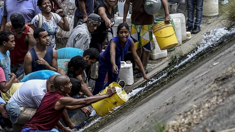 Pas mungesës së energjisë elektrike, Venezuela ballafaqohet me mungesë të ujit – qytetarët furnizohen nga kanalizimet dhe lumenjtë (Foto/Video)