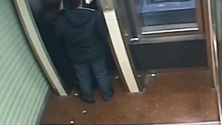 Hajni ia kthen paratë e vjedhura gruas pranë bankomatit, kur e kupton se nuk kishte tjera në llogari – kamerat e sigurisë filmojnë gjithçka (Video)  