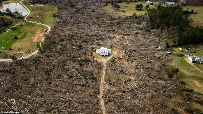 Erërat që frynin me gati 300 kilometra në orë shkatërruan gjithçka që u doli përpara në SHBA, por jo edhe këtë shtëpi (Foto/Video)