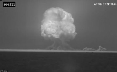 Pamje të shpërthimit të bombës së parë bërthamore në vitin 1945, testimi ishte kryer nën mbikëqyrjen e ushtrisë dhe inxhinierëve amerikanë (Video)