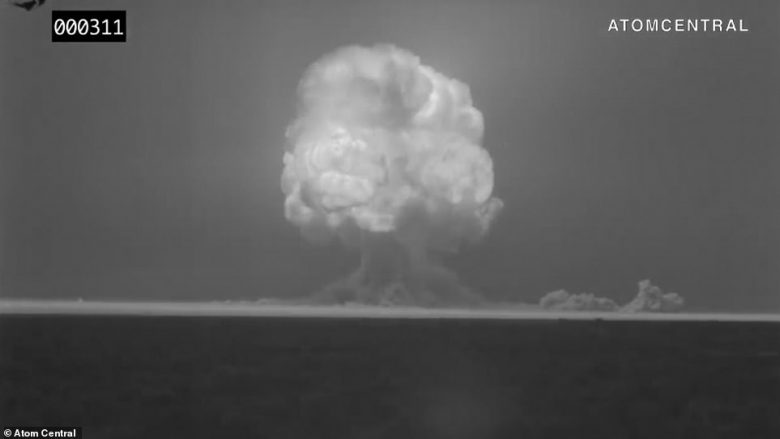 Pamje të shpërthimit të bombës së parë bërthamore në vitin 1945, testimi ishte kryer nën mbikëqyrjen e ushtrisë dhe inxhinierëve amerikanë (Video)