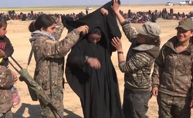 Nga gëzimi që kanë shpëtuar nga kthetrat e ISIS-it, vajzat e komunitet Yazidi djegin burkat që i kishin detyruar t’i bartin (Video)