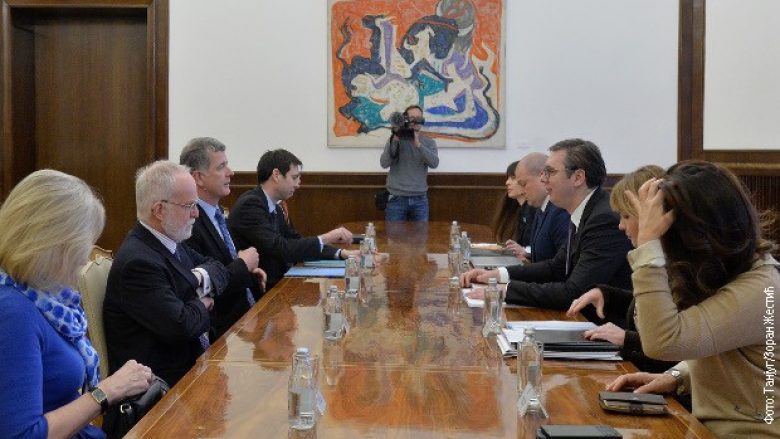 Vuçiq dhe Moore diskutojnë për taksën dhe dialogun me Prishtinën