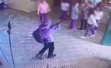 Publikohen pamjet kur sulmuesit në shkollën e mesme në Brazil shtien me revole mbi nxënësit dhe profesorët (Video, +18)