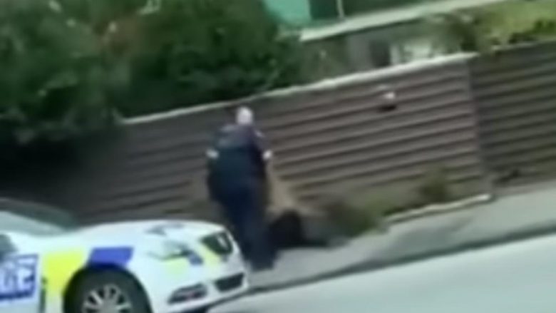 Momenti kur njëri nga sulmuesit në dy xhamitë në Zelandën e Re, kapet nga policia (Video)