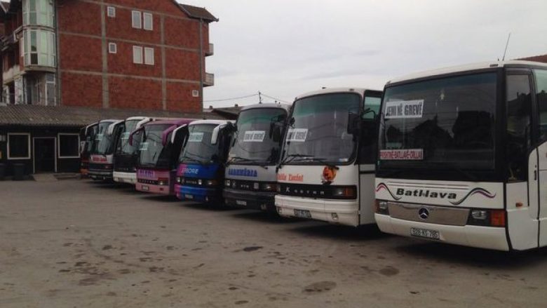 Shoferët e autobusëve të linjave Podujevë – Prishtinë sot në grevë, kërkojnë largimin e taksistëve ilegalë