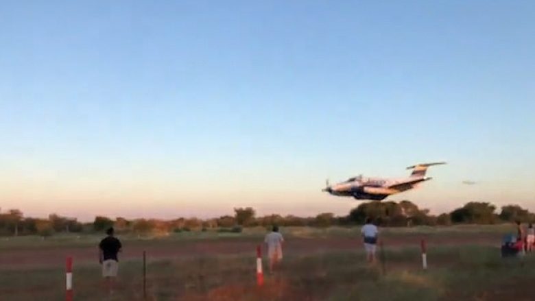 Pas një zënke me gruan, merr aeroplanin dhe përplaset në lokalin brenda të cilit ishte partnerja e tij – humb jetën piloti (Video)