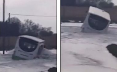 Nuk e kishte vlerësuar mirë situatën, shoferi lëvizi nëpër rrugën e mbushur me ujë – për pak sa nuk u “fundos” (Video)
