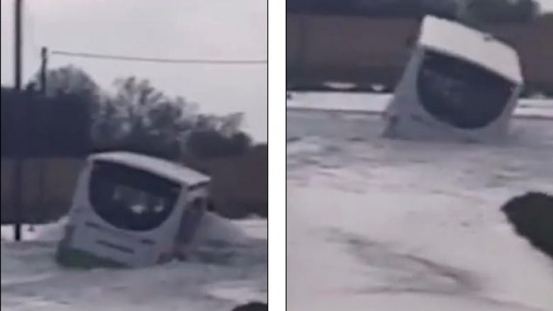 Nuk e kishte vlerësuar mirë situatën, shoferi lëvizi nëpër rrugën e mbushur me ujë – për pak sa nuk u “fundos” (Video)