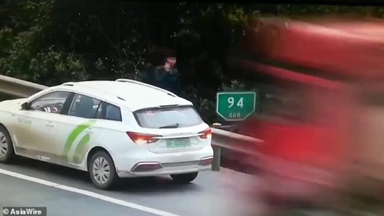 Po qëndronte afër veturës së prishur, kamioni ia përplas nga pas – shoferi kinez shpëton për pak centimetra (Video)