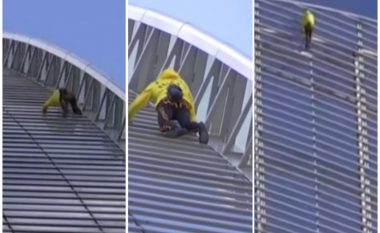 “Njeriu merimangë” e bën sërish, ngjitet pa pajisje mbrojtëse në ndërtesën 185 metra të lartë në Paris (Video)