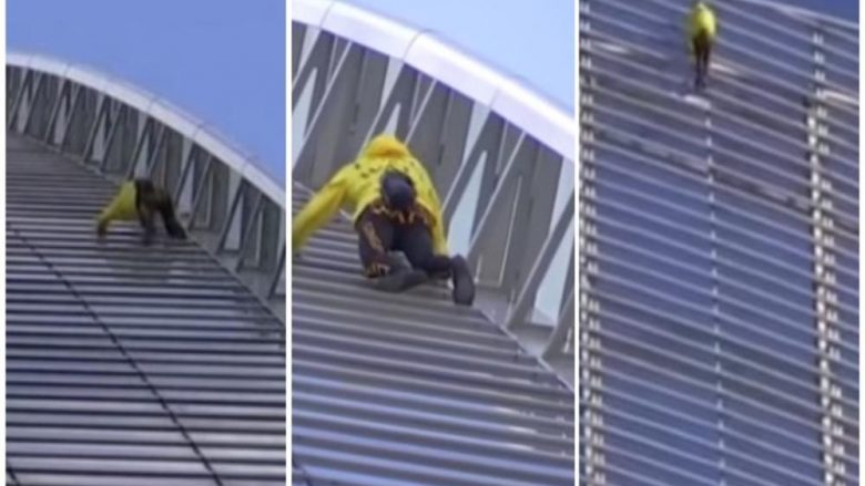 “Njeriu merimangë” e bën sërish, ngjitet pa pajisje mbrojtëse në ndërtesën 185 metra të lartë në Paris (Video)
