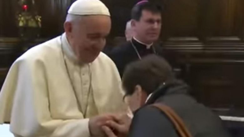 Papa Françesku nuk i lë besimtarët t’ia puthin unazën (Video)