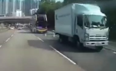 Autobusi dykatësh përplaset me kamionin e prishur në mes të rrugës në Hong Kong, humbin jetën shoferët – lëndohen 15 pasagjerë (Video, +18)