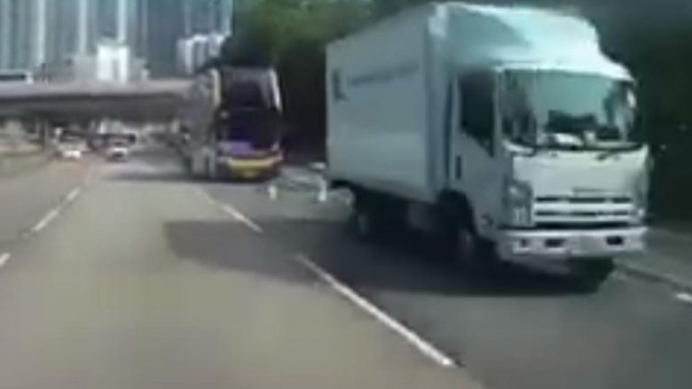 Autobusi dykatësh përplaset me kamionin e prishur në mes të rrugës në Hong Kong, humbin jetën shoferët – lëndohen 15 pasagjerë (Video, +18)