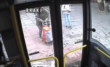 Një vit më parë kishte shtyrë gruan para autobusit, policia angleze publikon pamjet e momentit – kërkon ndihmën e qytetarëve në kapjen e autores (Video)