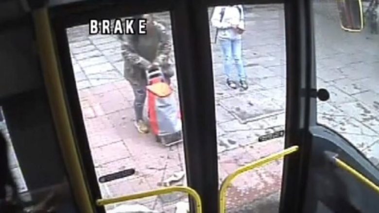 Një vit më parë kishte shtyrë gruan para autobusit, policia angleze publikon pamjet e momentit – kërkon ndihmën e qytetarëve në kapjen e autores (Video)