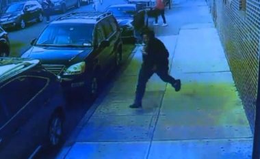 Dhjetëra të rinj ndjekin 21-vjeçarin nëpër rrugët e Nju Jorkut, pasi e zënë e qëllojnë me pesë plumba – policia publikon pamjet (Video)