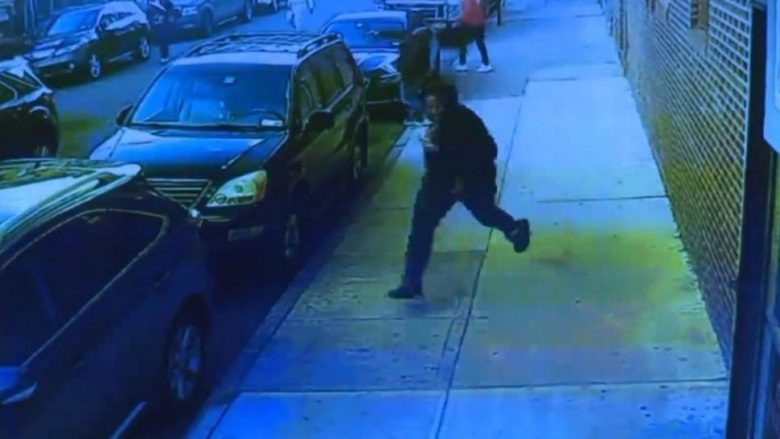 Dhjetëra të rinj ndjekin 21-vjeçarin nëpër rrugët e Nju Jorkut, pasi e zënë e qëllojnë me pesë plumba – policia publikon pamjet (Video)