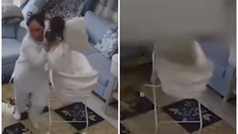 Gruaja vrapon me shpejtësi për ta nxjerrë foshnjën nga karroca, disa sekonda më pas shembet pllaka e shtëpisë – e shpëton në moment e fundit (Video)