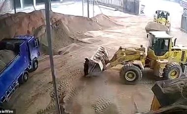Shoferi i ekskavatorit nuk e sheh kolegen duke qëndruar para makinerisë gjigante, e varros për së gjalli me rërë (Video, +18)