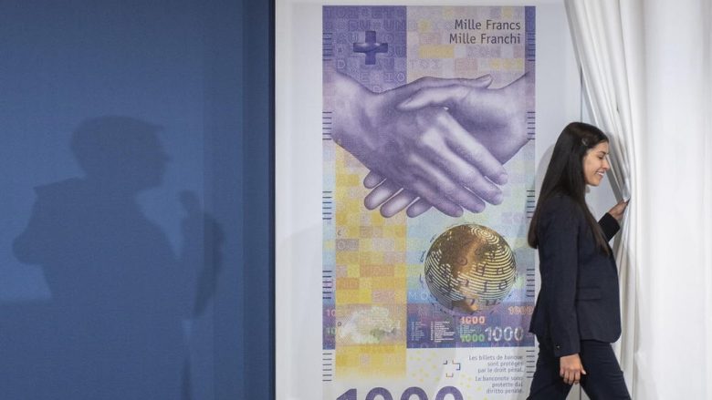 Zvicra prezanton bankënotën e re 1,000 frangëshe (Foto)