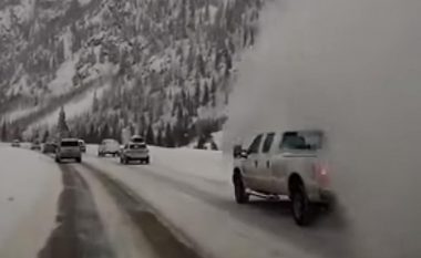 Orteku i zë në befasi shoferët në Kolorado, bora mbulon veturat në autostradë (Video)