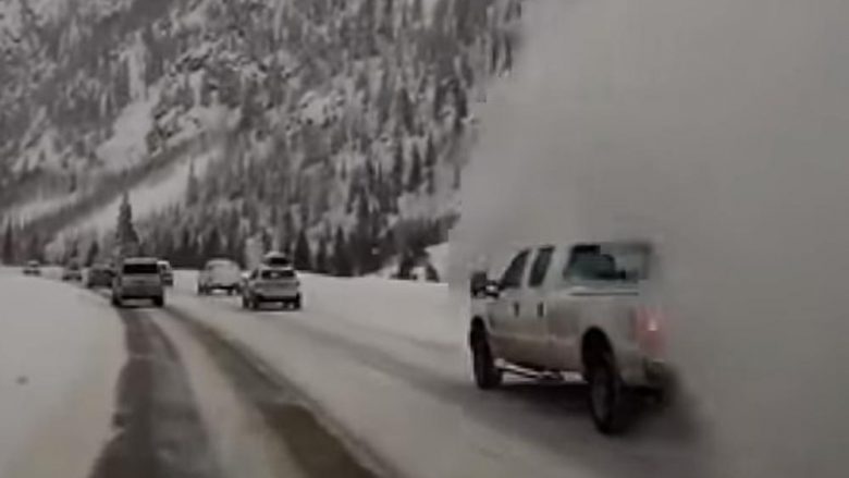 Orteku i zë në befasi shoferët në Kolorado, bora mbulon veturat në autostradë (Video)