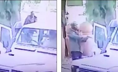 Pensionisti tenton ta çarmatosë plaçkitësin në Afrikën e Jugut, qëllohet me revole në bark – shpëton mrekullisht (Video, +18)