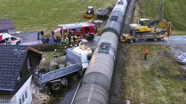 Çifti austriak po pinin kafenë e mëngjesit, kur pas pak sekondave mbetën pa shtëpi – kamioni goditi trenin dhe përfundoi në shtëpinë e tyre (Foto)