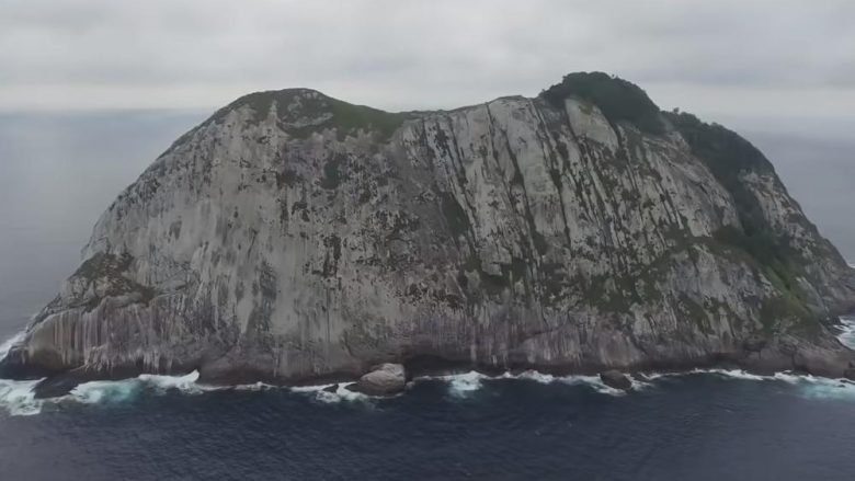 Ishulli brazilian në të cilin askush nuk guxon të shkojë, kush zbret në të i rrezikohet jeta – gjuetarët besojnë se aty fshihen thesare (Foto/Video)